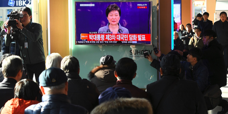 Una televisione che trasmette il discorso della presidente sudcoreana Park Geun-Hye a Seu il 29 novembre 2016 (JUNG YEON-JE/AFP/Getty Images)