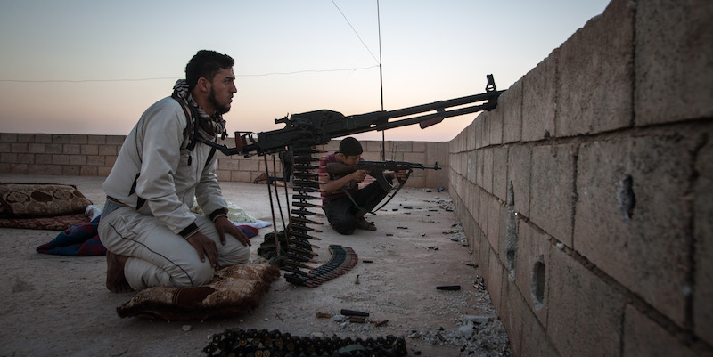Un combattente curdo dell'YPG a nord di Raqqa, in Siria (ALICE Martins/AFP/Getty Images)