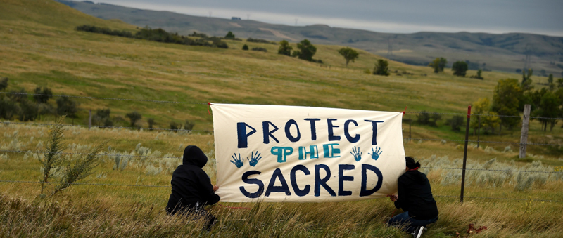 Uno striscione al campo allestito dalla tribù Sioux della riserva di Standing Rock per protestare contro il Dakota Access Pipeline, il 4 settembre 2016. (ROBYN BECK/AFP/Getty Images)