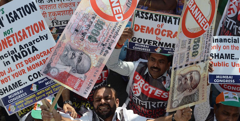 Una protesta contro il provvedimento del governo indiano di togliere dalla circolazione le banconote da 500 e 1000 rupie, il 28 novembre 2016 a Mumbai.
(INDRANIL MUKHERJEE/AFP/Getty Images)