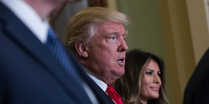 Donald Trump e sua moglie Melania al Campidoglio di Washington D.C., il 10 novembre 2016 (NICHOLAS KAMM/AFP/Getty Images)
