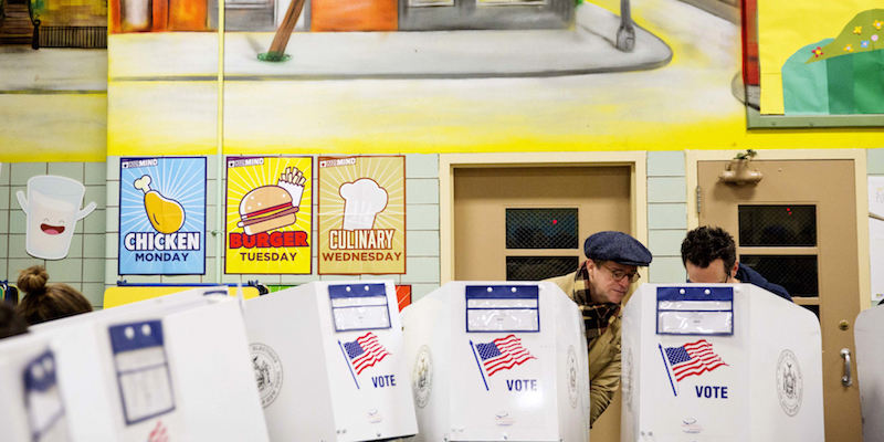 Un seggio elettorale in una mensa scolastica a New York, 8 novembre 2016
(AP Photo/David Goldman)