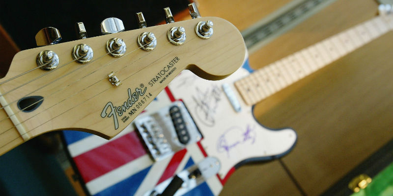 Una chitarra Fender firmata da Eric Clapton a un'asta di Christie's nel 2004 a Londra (Gareth Cattermole/Getty Images)