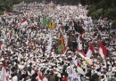La grande protesta dei musulmani integralisti in Indonesia