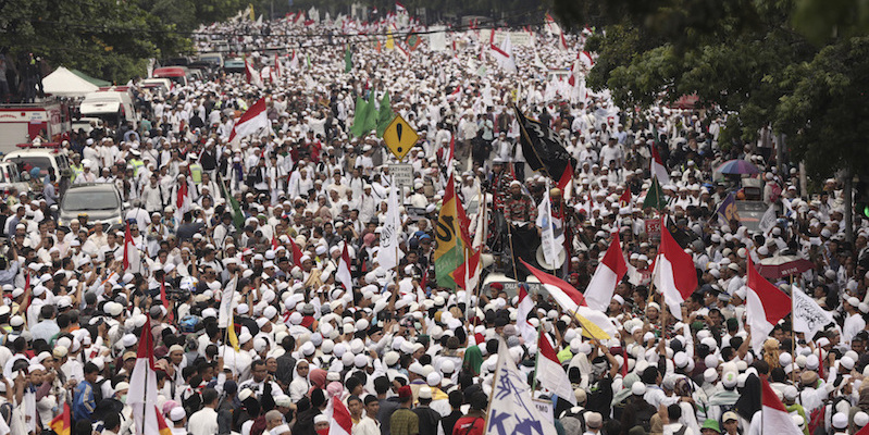 La manifestazione degli integralisti musulmani a Giacarta, in Indonesia (AP Photo/Achmad Ibrahim)