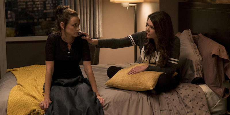 Una scena dai nuovi episodi di "Una mamma per amica" con Lauren Graham, a destra, e Alexis Bledel (Netflix)