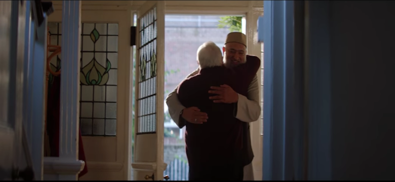 Lo spot di Amazon con un imam e un prete
