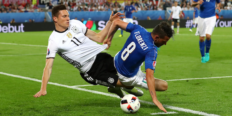 Il tedesco Julian Draxler e Alessandro Florenzi durante i quarti di finale di Euro 2016 (Alexander Hassenstein/Getty Images)