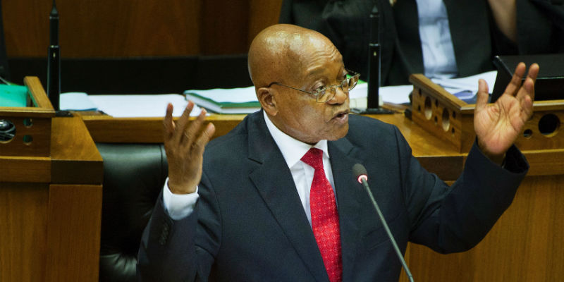 Il presidente del Sudafrica Jacob Zuma durante una sessione di domande al Parlamento sudafricano a Cape Town, il 23 novembre 2016 (RODGER BOSCH/AFP/Getty Images)