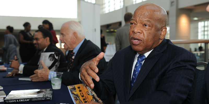 Il deputato americano John Lewis firma copie di "March" a Washington, nel 2013 (Larry French/Getty Images)
