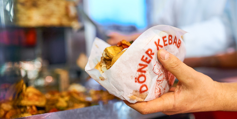 Un panino kebab confezionato nel fastfood "Mustafa Gemuese Kebab" di Berlino. (Robert Schlesinger/picture-alliance/dpa/AP Images)