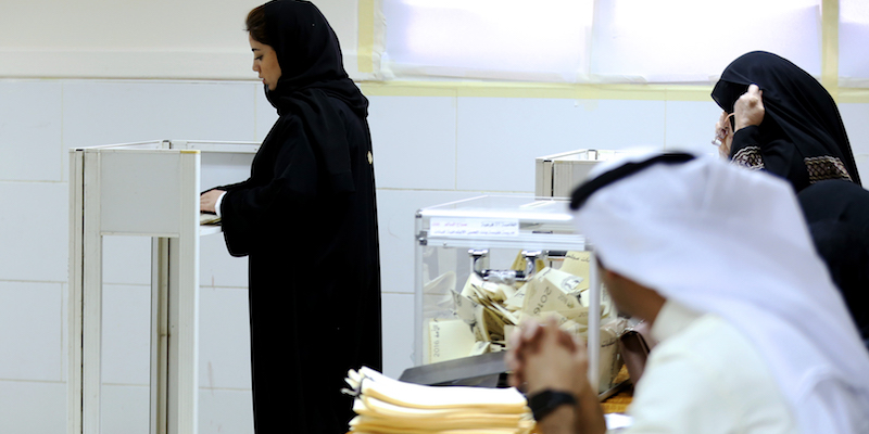 Una donna vota per eleggere il parlamento del Kuwait a Kuwait City, il 26 novembre 2016 (YASSER AL-ZAYYAT/AFP/Getty Images)