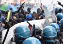 Gli scontri alla manifestazione contro la Leopolda, a Firenze