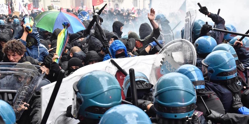 Gli scontri alla manifestazione contro la Leopolda in piazza San Marco, Firenze, 5 novembre 2016 (ANSA/MAURIZIO DEGL' INNOCENTI)