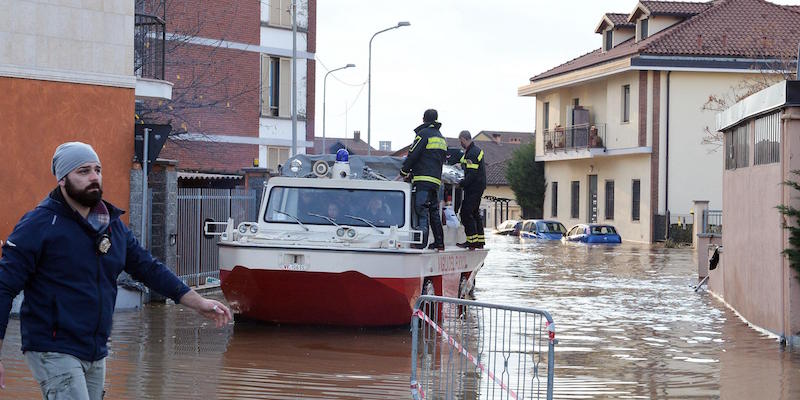 L'evacuazione di Tetti Piani, frazione di Moncalieri, in provincia di Torino, dopo l'esondazione del torrente Chisola, il 25 novembre 2016 (ANSA/ ALESSANDRO DI MARCO)
