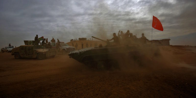 Combattenti sciiti ad Abu Shuwayhah, a sud di Mosul (AHMAD AL-RUBAYE/AFP/Getty Images)