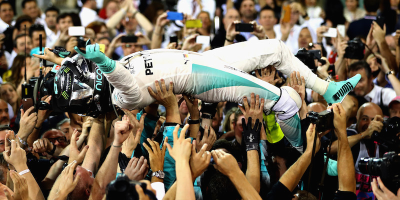 Nico Rosberg festeggiato al termine della gara (Clive Mason/Getty Images)