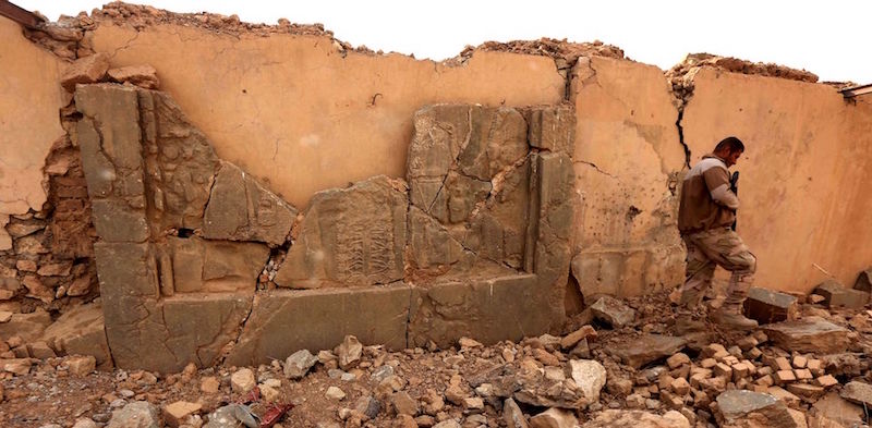 Un bassorilievo gravemente danneggiato rimasto a Nimrud dopo che il sito archeologico è stato riconquistato dall'esercito iracheno, 15 novembre 2016 (SAFIN HAMED/AFP/Getty Images)