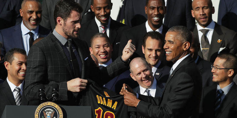 Barack Obama riceve una maglia dei Cavaliers con il suo nome da Kevin Love (Alex Wong/Getty Images)