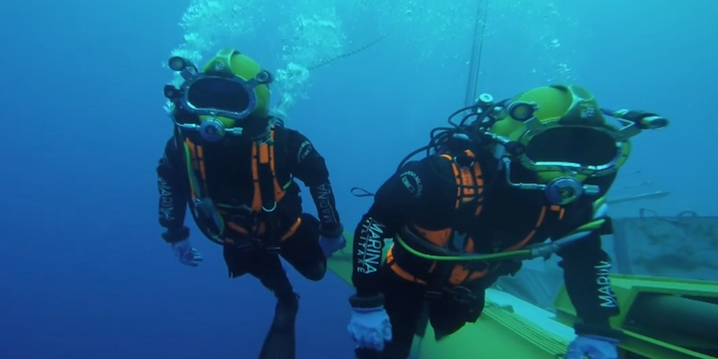 Una scena del documentario "Come è profondo il mare" in cui due sommozzatori della Marina Militare raggiungono l'imbarcazione naufragata nel Canale di Sicilia il 18 aprile 2015 (Sky Atlantic)