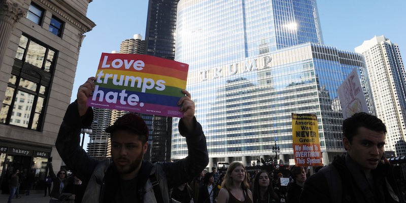Proteste contro l'elezione di Donald Trump a Chicago, il 12 novembre 2016, davanti a un edificio della Trump Organization (NOVA SAFO/AFP/Getty Images)