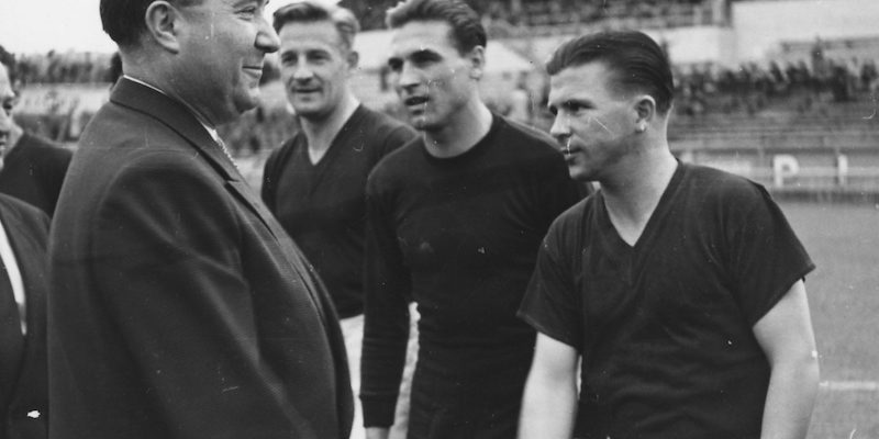 Ferenc Puskas nel 1954 con i compagni di squadra Gyula Grosics e Nandor Hidegkuti (AP Photo/MTI)
