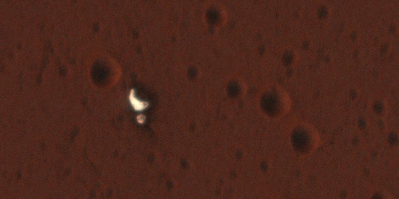 Il paracadute e l'involucro protettivo di Schiaparelli sulla superficie di Marte (NASA / JPL / UA / Emily Lakdawalla)