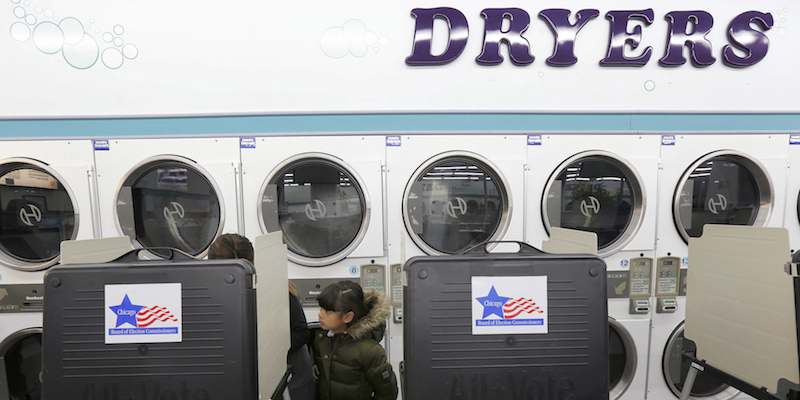 Un seggio in una lavanderia di Chicago, 8 novembre 2016. (AP Photo/Charles Rex Arbogast)