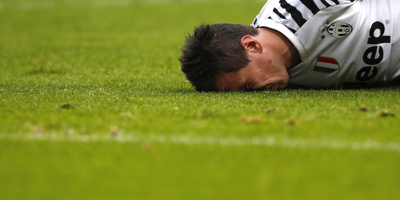 L'attaccante della Juventus Mario Mandzukic a terra dopo un contrasto (MARCO BERTORELLO/AFP/Getty Images)