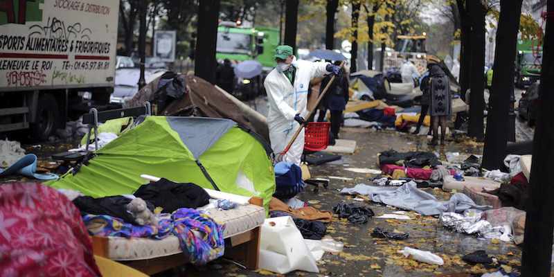 Le foto dello sgombero del campo migranti di Stalingrad, a Parigi