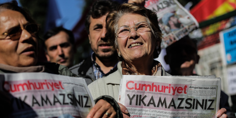 Una manifestazione in difesa di Cumhuriyet a Istanbul, il 2 novembre 2016 (YASIN AKGUL/AFP/Getty Images)