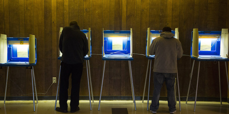 Cittadini americani votano a Milwaukee, in Wisconsin, l'8 novembre 2016 (Darren Hauck/Getty Images)