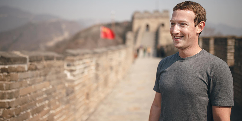 Mark Zuckerberg sulla Grande muraglia cinese durante il suo viaggio in Cina del marzo scorso (Facebook)