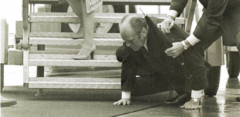 Gerald Ford cade dalla scaletta di un aereo nel 1975. (AP Photo/Peter Bregg)