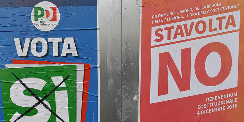 Affissioni per il Si e per il NO a Genova, 30 novembre 2016 (ANSA/LUCA ZENNARO)