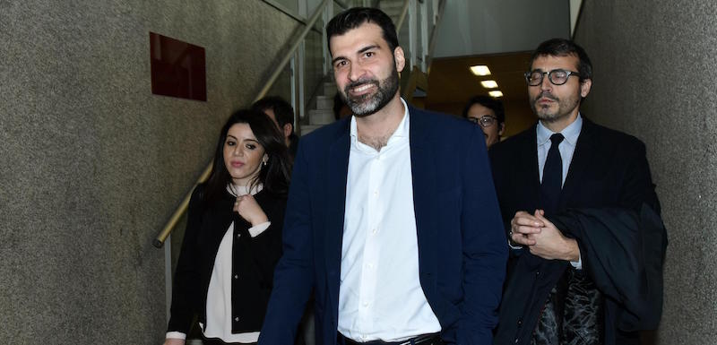 Il deputato del M5S Riccardo Nuti accompagnato dal suo avvocato in procura a Palermo, 28 novembre 2016 (ANSA/MIKE PALAZZOTTO)