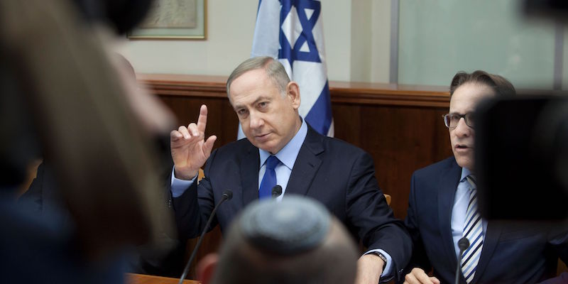 Il primo ministro israeliano Benjamin Netanyahu durante il settimanale consiglio dei ministri a Gerusalemme, il 25 dicembre 2016 (DAN BALILTY/AFP/Getty Images)