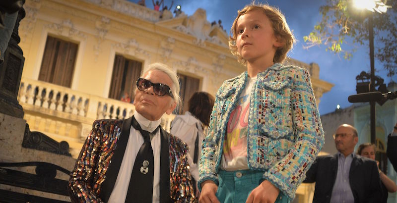 Karl Lagerfeld con il nipote assiste alla sfilata di Chanel al Paseo del Prado all'Avana, 3 maggio 2016
(ADALBERTO ROQUE/AFP/Getty Images)