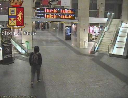 La polizia ha diffuso un’immagine che mostra Anis Amri alla stazione Porta Nuova di Torino il 22 dicembre