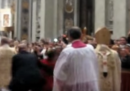 La volta che Papa Benedetto fu atterrato durante la messa di Natale, 7 anni fa