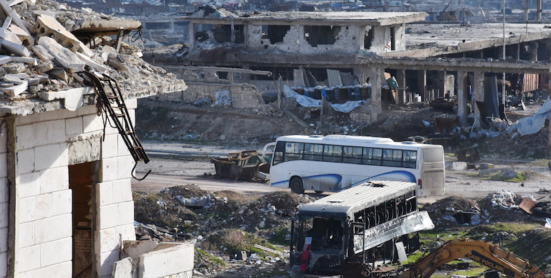 Un autobus usato per l'evacuazione di Aleppo est attraversa una zona controllata dal regime di Assad, domenica 18 dicembre (GEORGE OURFALIAN/AFP/Getty Images)