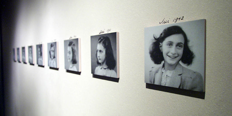 Un'immagine di Anna Frank allo United States Holocaust Memorial Museum di Washington (TIM SLOAN/AFP/Getty Images)
