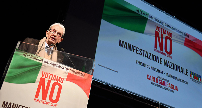 Il presidente dell'Anpi, Carlo Smuraglia, durante una manifestazione per il No al referendum al teatro Brancaccio di Roma, 25 novembre 2016 (ANSA / ETTORE FERRARI)