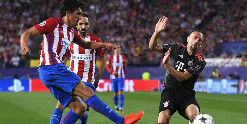 Stefan Savic dell'Atletico Madrid contrasta Franck Ribery del Bayern Monaco nella partita di andata (David Ramos/Getty Images)