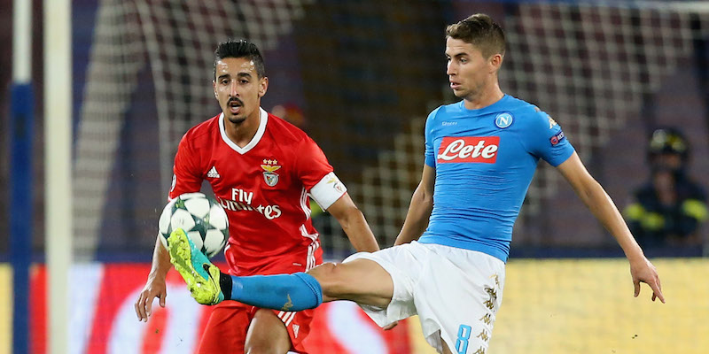 Jorginho del Napoli seguito da Andrè Almeida del Benfica nella partita di andata (Maurizio Lagana/Getty Images)