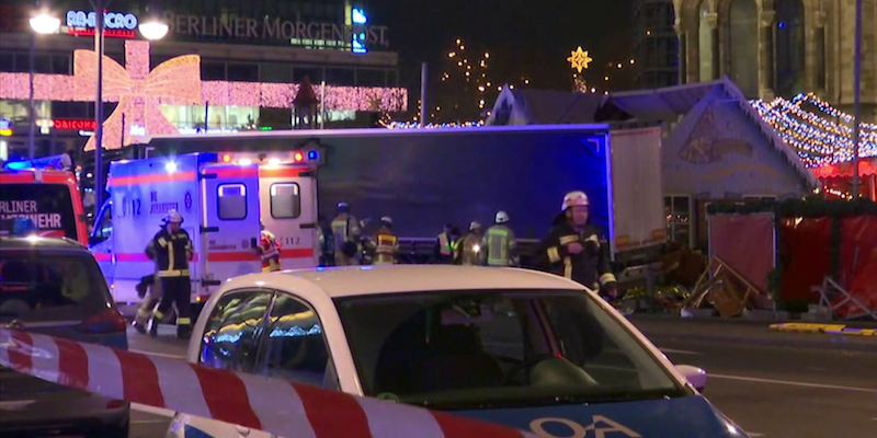 Il camion usato per l'attacco circondato dalle auto della polizia, a Berlino (AP)