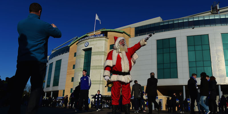 Un uomo vestito da Babbo Natale davanti allo Stamford Bridge, lo stadio del Chelsea, nel boxing day del 2014 (Jamie McDonald/Getty Images)
