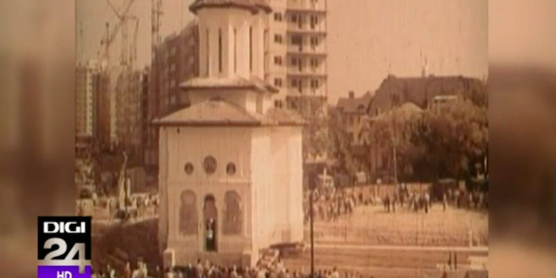 L'immagine di una chiesa di Bucarest durante i lavori di preparazione per il suo spostamento (digi24)