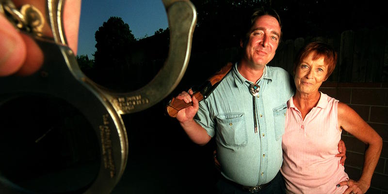 La cacciatrice di taglie ormai in pensione Dottie Thorson insieme al figlio Ken Barras, anche lui cacciatore 
(Photo by Dan Callister/Online USA)