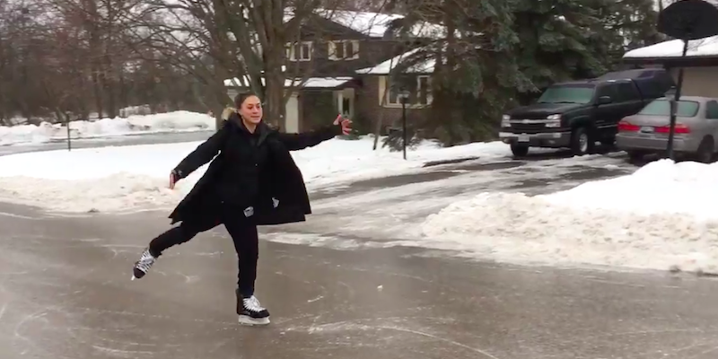 In Canada si pattina sul ghiaccio per strada
